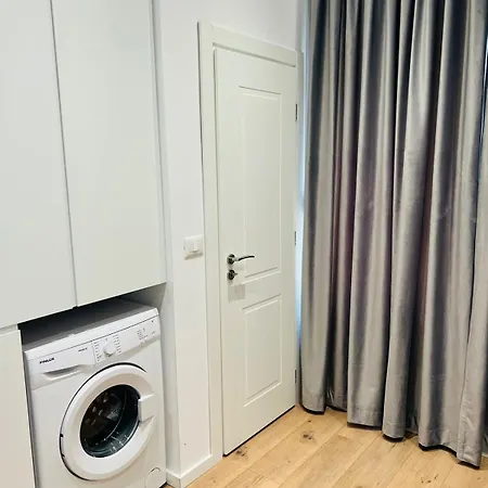 Center * تيرانا