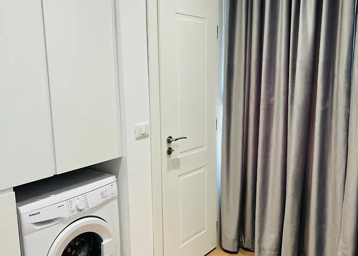 Center * تيرانا